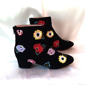 BETSEY JOHNSON ANKLE BOOTS Black Faux Suede Floral Embroidered ~ Size 9